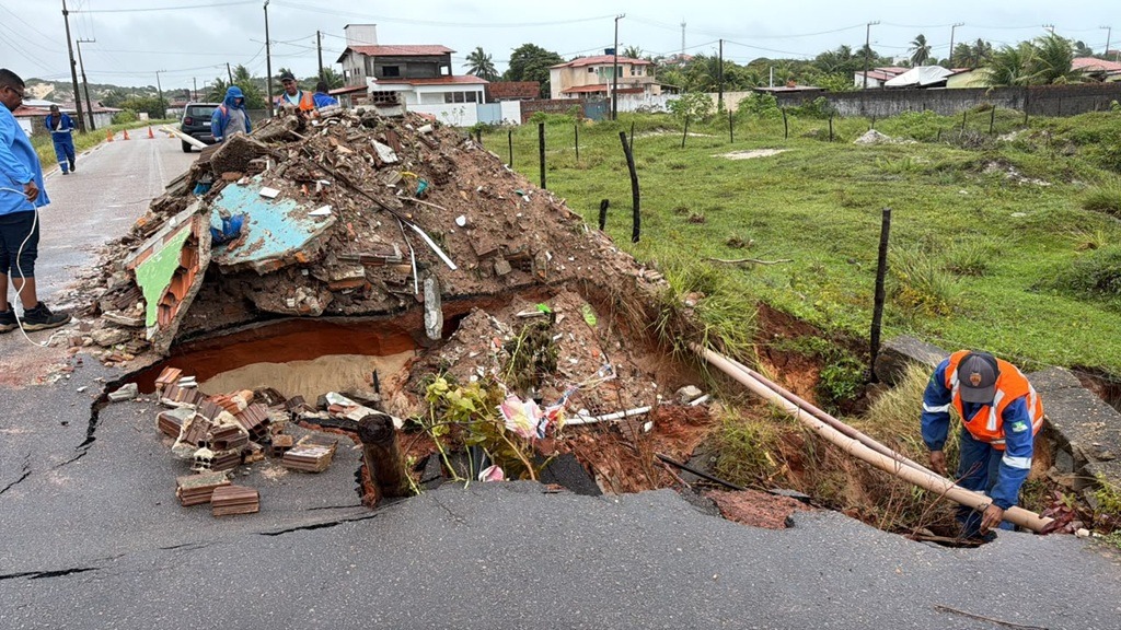 VÍDEO: Cratera se abre em rodovia e interrompe ligação entre praias do RN
