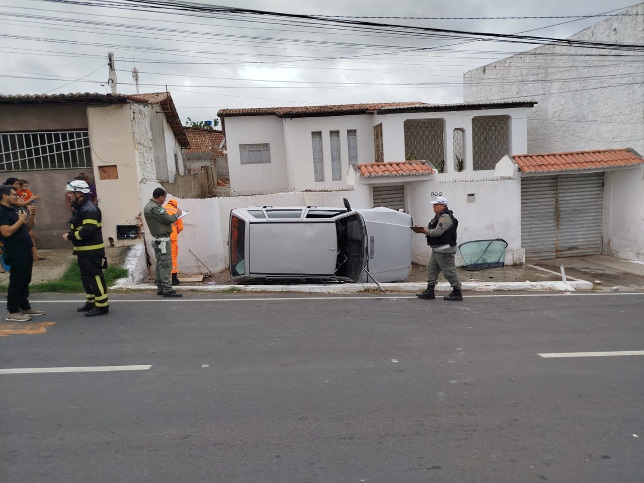 VÍDEO: Idosos ficam feridos após carro invadir contramão e tombar em calçada no interior do RN