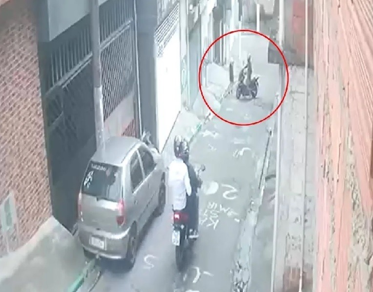 [VÍDEO] Mulher é baleada na frente do filho durante tentativa de assalto; criança presencia desespero