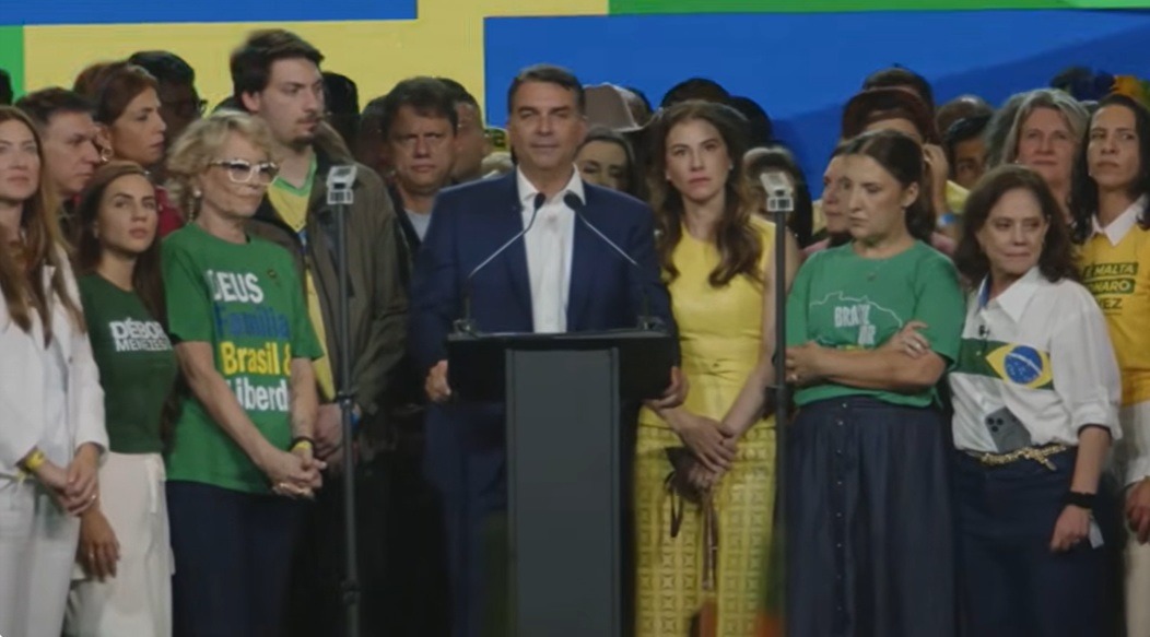 VÍDEO: Flávio Bolsonaro chora ao ver vídeo de Jair Bolsonaro feito por inteligência artificial em convenção do PL