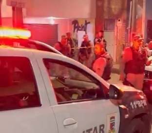 [VÍDEO] Homens armados invadem estabelecimento, executam duas pessoas e baleiam grávida em Natal