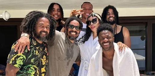 Vini Jr. curte período de férias ao lado da família de Bob Marley na Jamaica