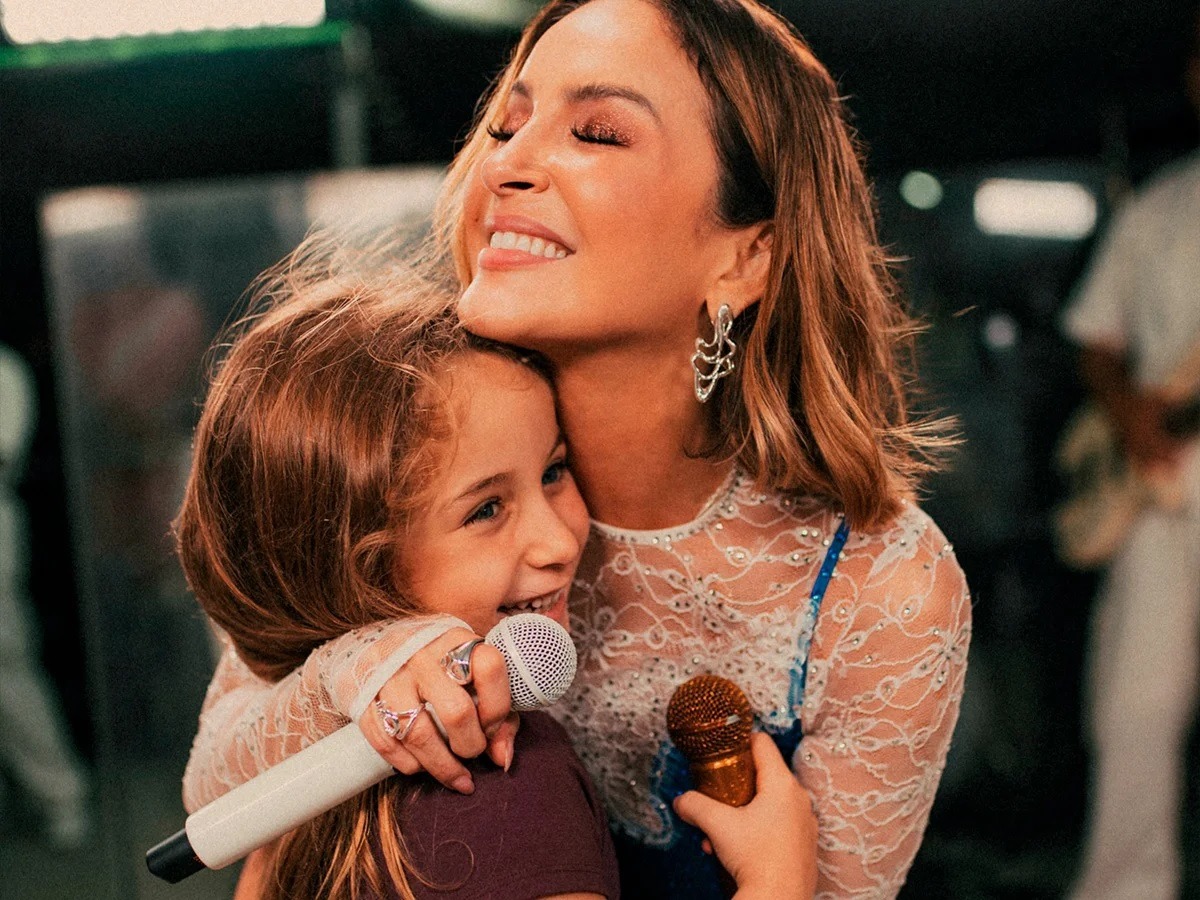 [VÍDEO] Claudia Leitte diz se filha seguirá seus passos: "Está se divertindo"