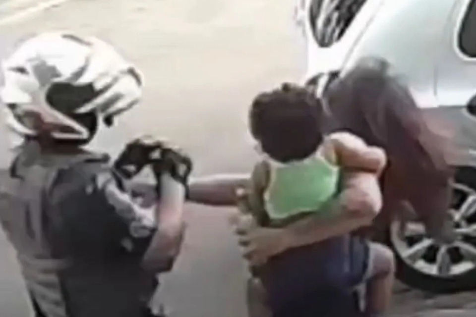 VÍDEO: Mulher com bebê no colo dá tapa em PM e é derrubada com soco no rosto