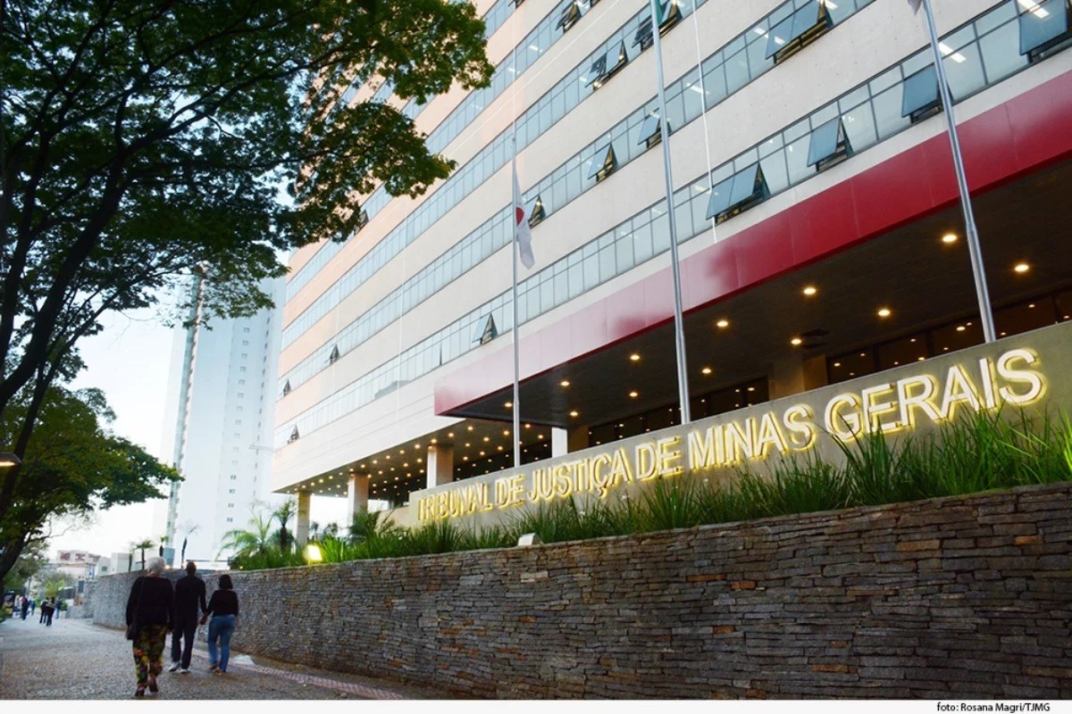 Empresa é condenada por acionar funcionária durante licença médica