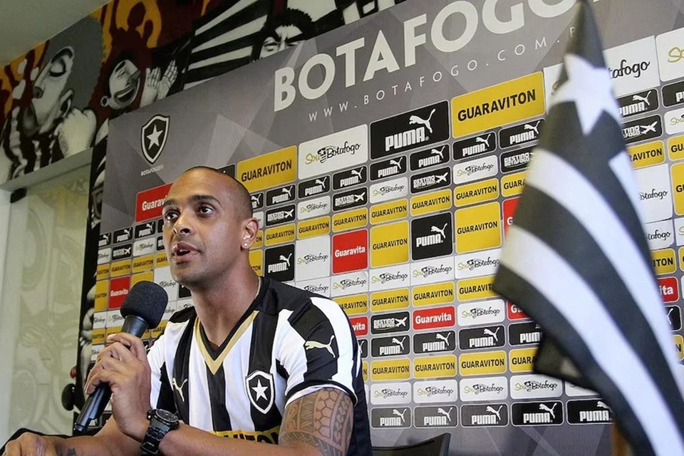 Ex-jogador do Botafogo morre após queda de muro durante ventania no Rio