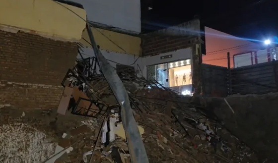 Prédio de loja de roupas desaba no Centro de Parelhas
