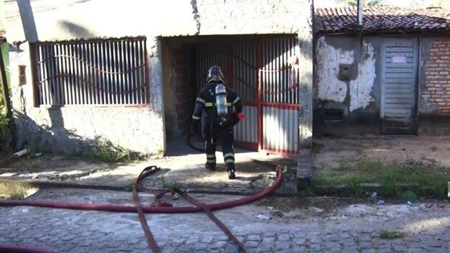 Criminosos invadem casa, não encontram morador e colocam fogo em residência na Zona Oeste de Natal