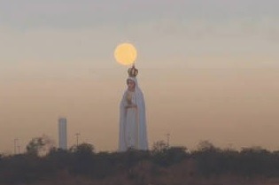 [VÍDEO] Lua cheia se alinha à coroa da estátua de Nossa Senhora de Fátima e encanta web