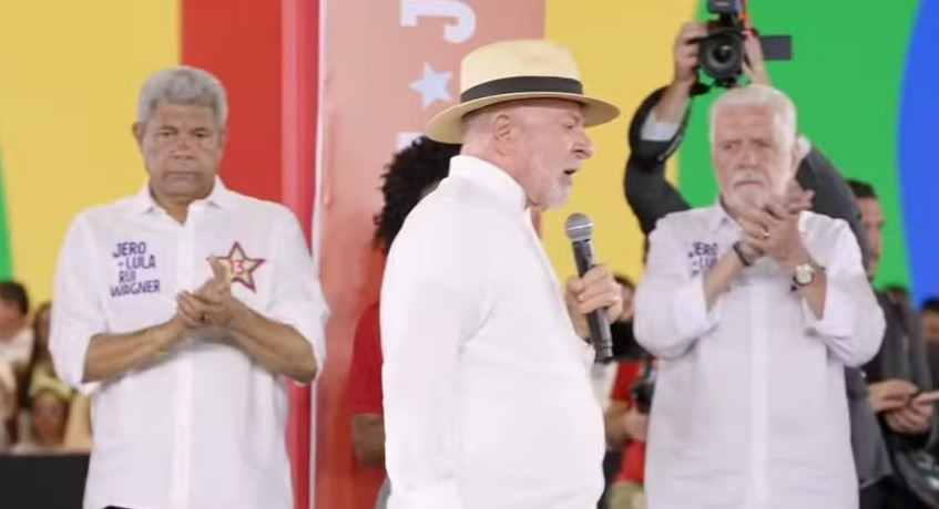 Equipe de Flávio Bolsonaro acionará TSE após Lula pedir votos para si e aliados na Bahia; campanha ainda não começou...