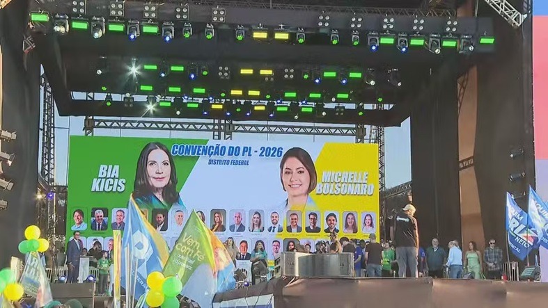 Michelle tem candidatura confirmada ao Senado e diz que caminhará com Flávio Bolsonaro