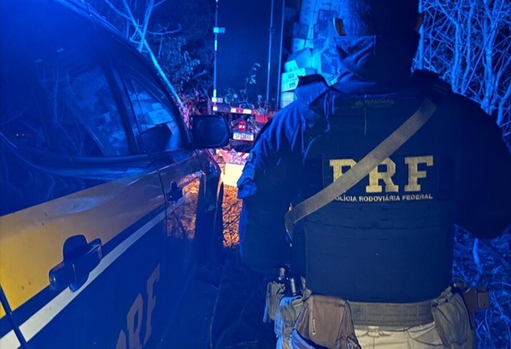 PRF apreende caminhão clonado com carga milionária de cigarros contrabandeados no RN