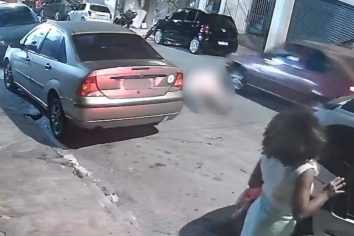 [VÍDEO] Câmera flagra momento que mulher de 70 anos é atropelada
