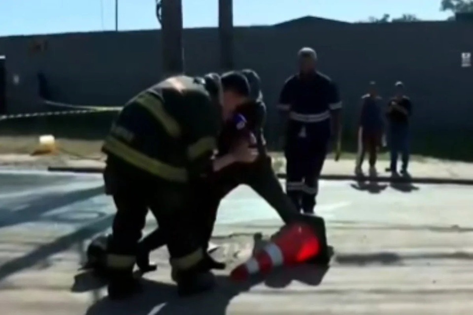 VÍDEO: Repórter da Record cai em bueiro durante transmissão ao vivo