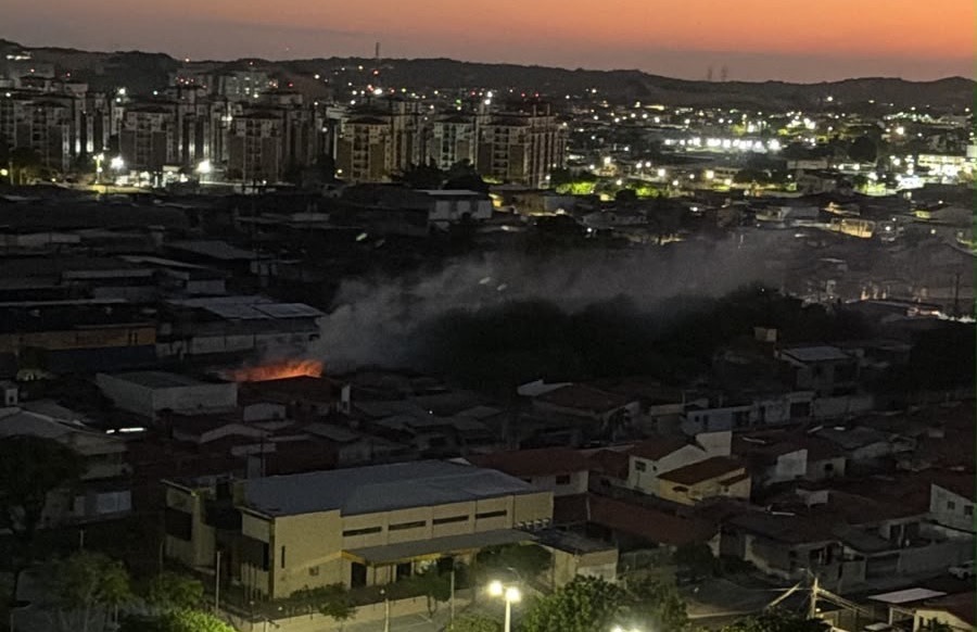 Gavião atinge rede elétrica e provoca apagão em cinco bairros de Natal