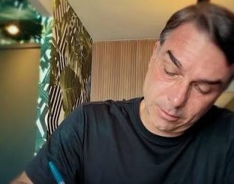 [VÍDEO] Flávio chora ao escrever carta para Bolsonaro após proibição de visita no Dia dos Pais