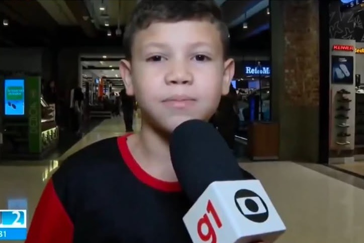 [VÍDEO] Menino de 8 anos interrompe reportagem e deixa mensagem emocionante para pai que morreu