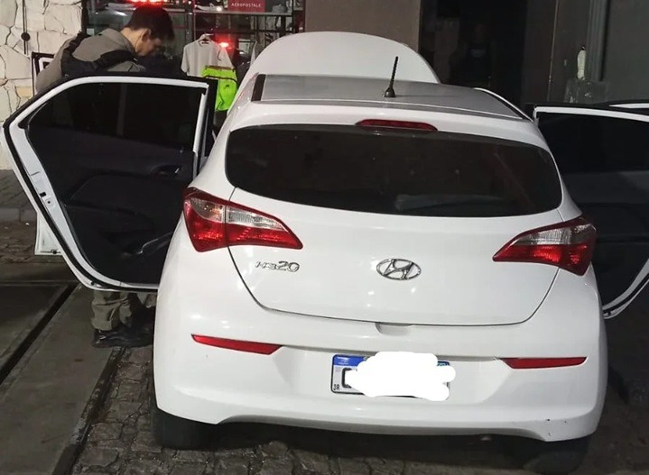 Carro utilizado em vários crimes em Natal é recuperado pela PM; um homem foi preso