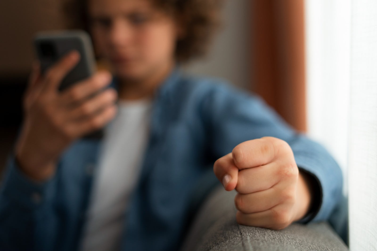 Medo de ficar de fora: como a FOMO pode afetar autoestima, sono e qualidade de vida