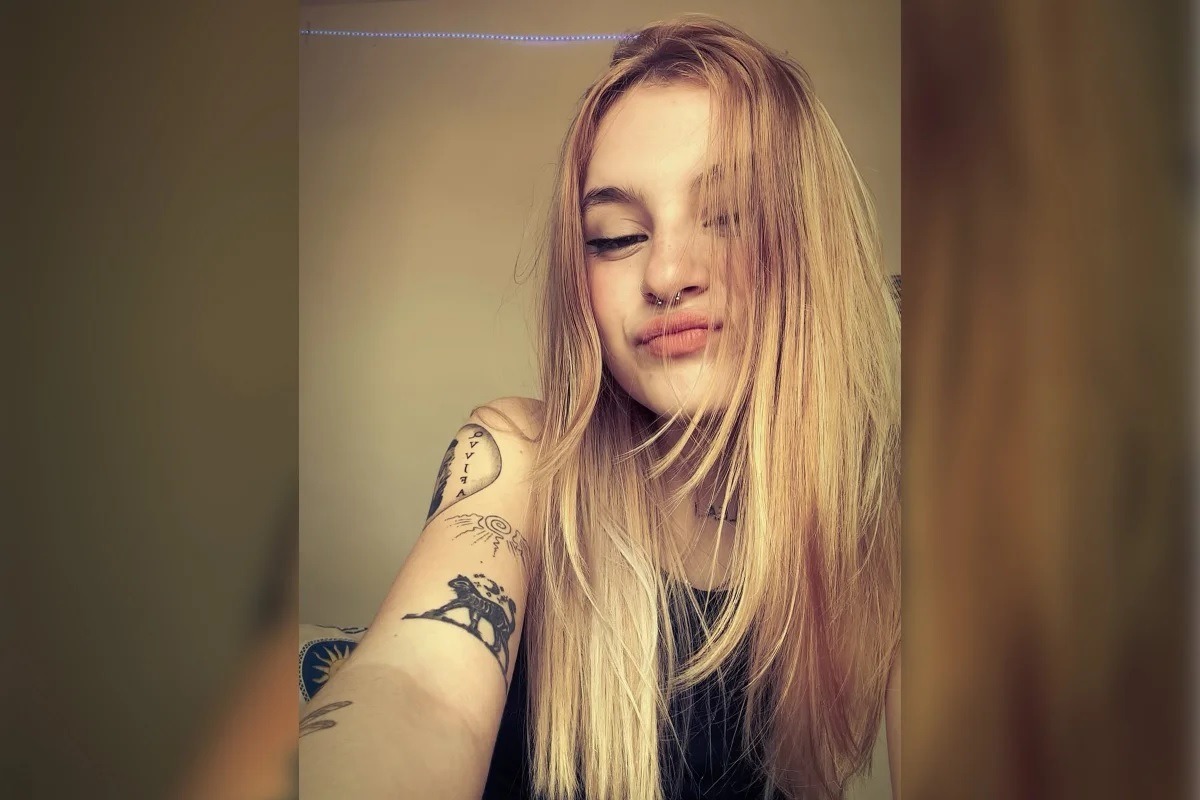 Jovem foi morta após ver mensagens do namorado a outras mulheres
