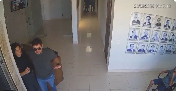 VÍDEO: Imagens mostram vereador de Currais Novos dando tapa na bunda de servidora