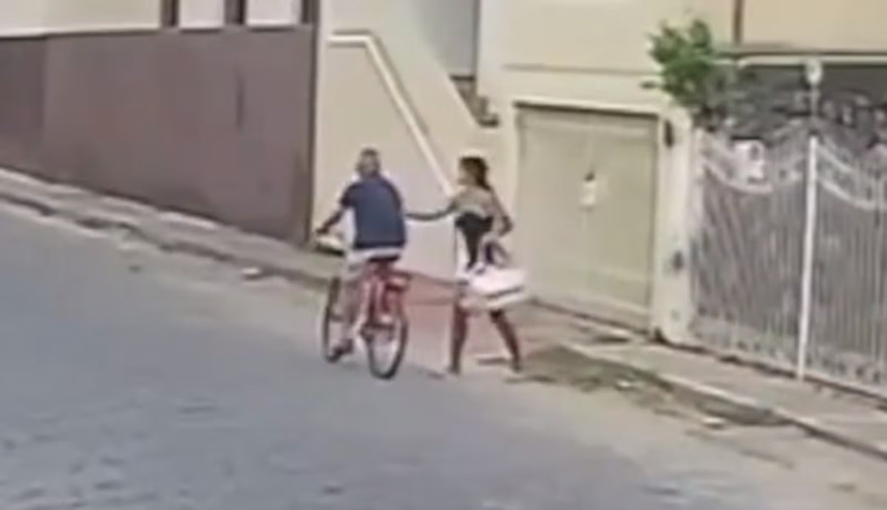 Idoso morre após ser esfaqueado por mulher enquanto andava de bicicleta