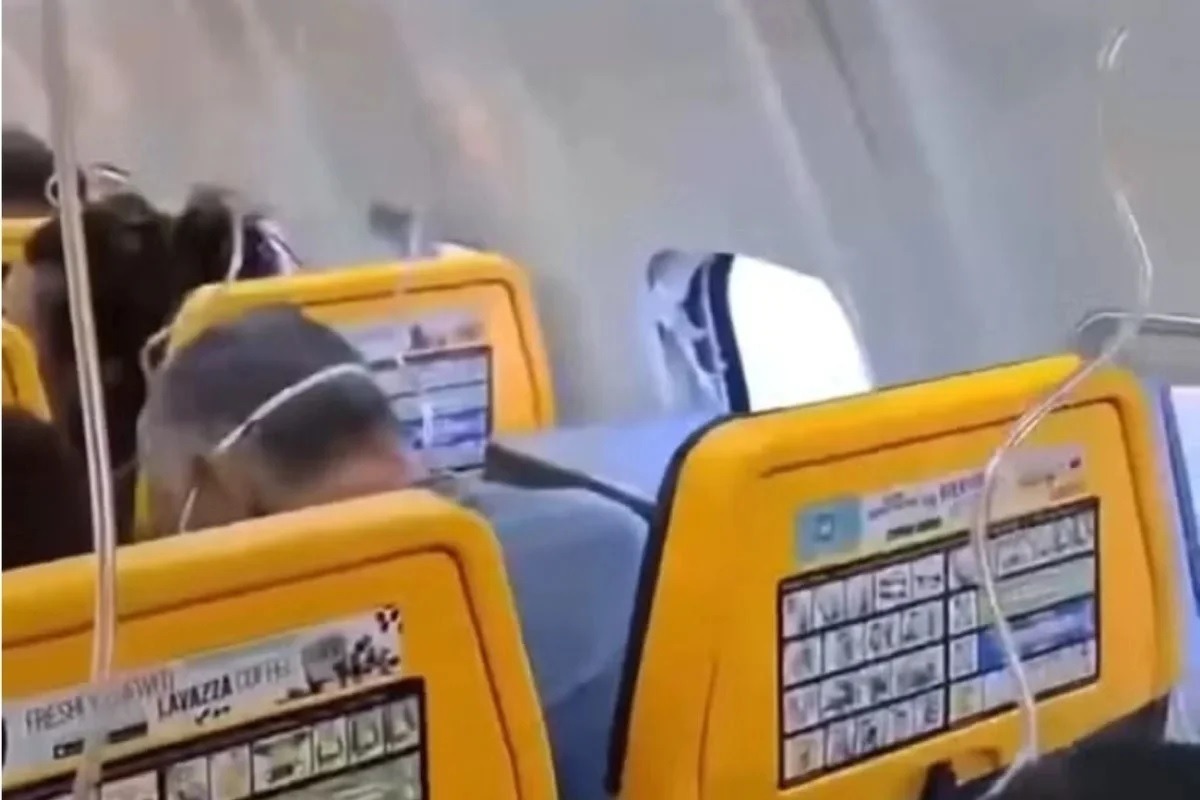 Destroços de motor quebraram janela que sugou homem em avião