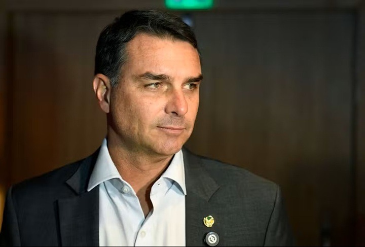 Flávio Bolsonaro chama Lula de “irresponsável” após governo acionar reciprocidade contra os EUA
