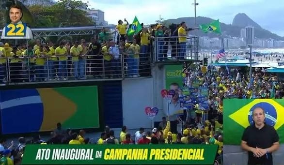[VÍDEO] Flávio Bolsonaro interrompe discurso para pedir resgate de crianças que se afogavam em Copacabana