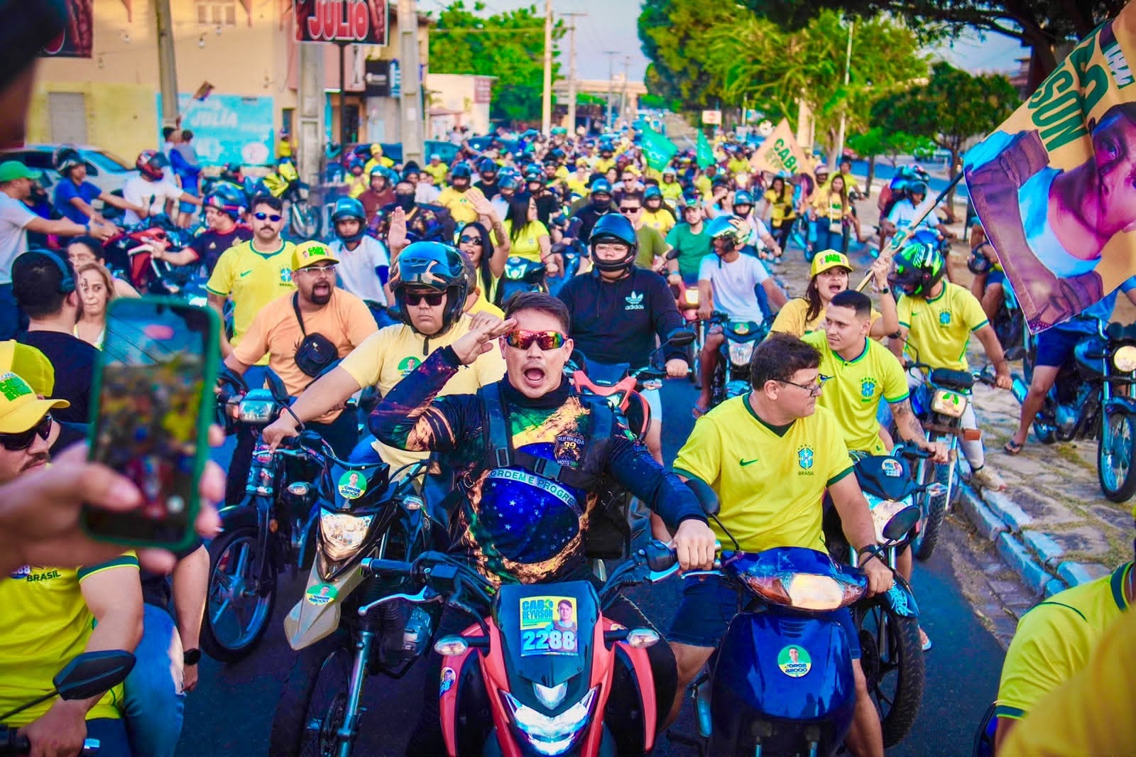 Cabo Deyvison inicia campanha com motociata que reúne multidão em Mossoró e homenageia amigo assassinado