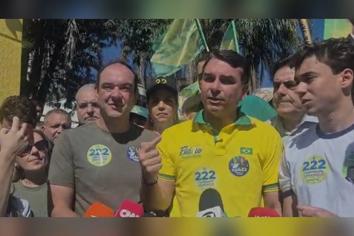 Flávio Bolsonaro diz que pesquisa interna já o coloca à frente de Lula