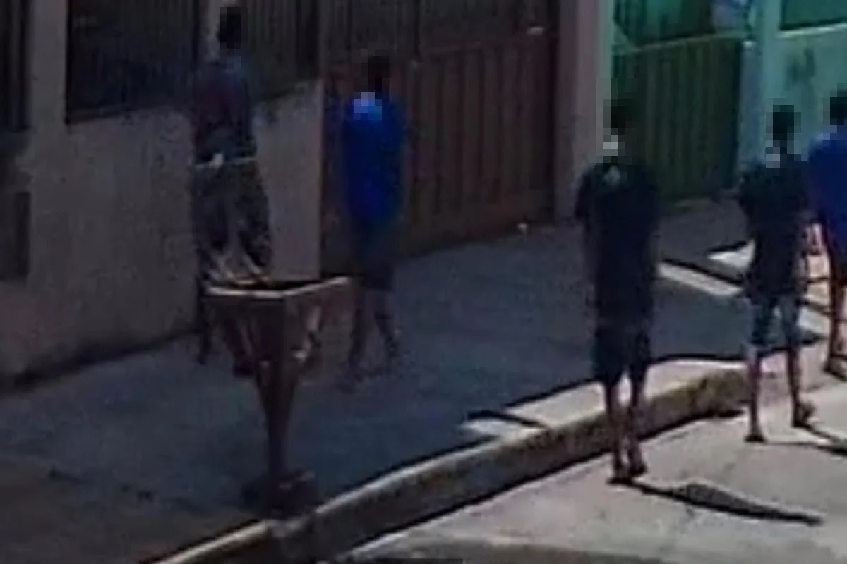 Adolescentes explodem caixa do correio em casa de menino autista
