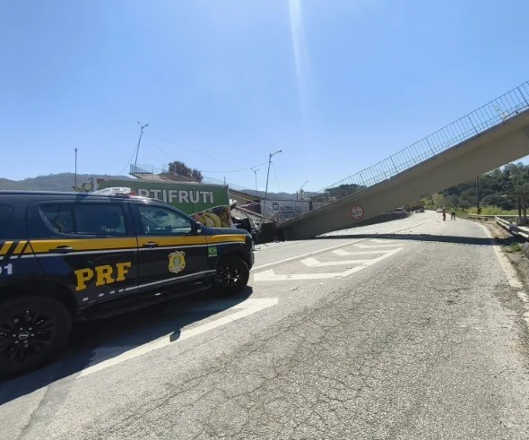[VÍDEO] Passarela desaba após ser atingida por caminhão e dois morrem