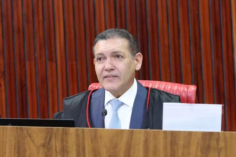 TSE forma maioria para derrubar posts de Flávio e aliado; Nunes Marques pede vista
