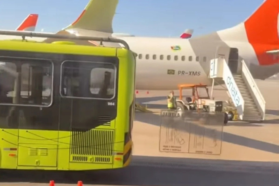 Ônibus atinge asa de avião durante embarque no Aeroporto de Guarulhos