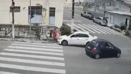 VÍDEO: Carro invade calçada e atropela mulher após colisão em Natal