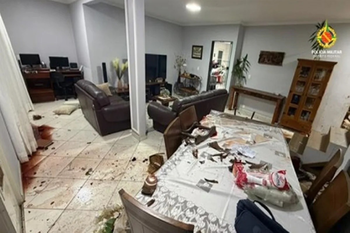 Mulher se esconde em quarto após filho começar a atirar em casa