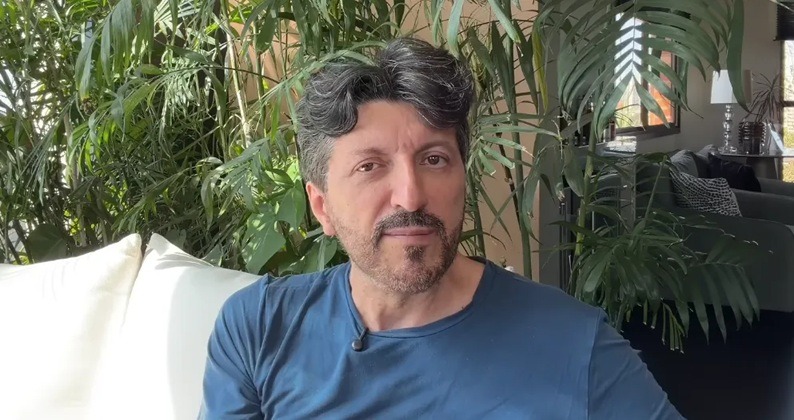 Influenciador é diagnosticado com doença rara e perde parte dos movimentos