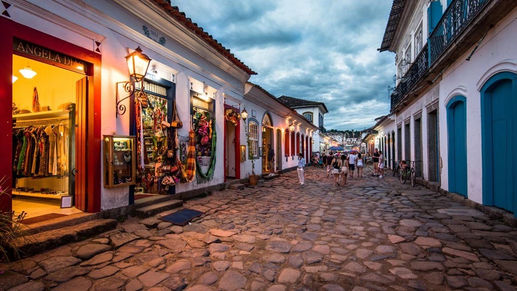A vila onde o mar invade as ruas que está ganhando atenção no Brasil pelo centro histórico e um único...