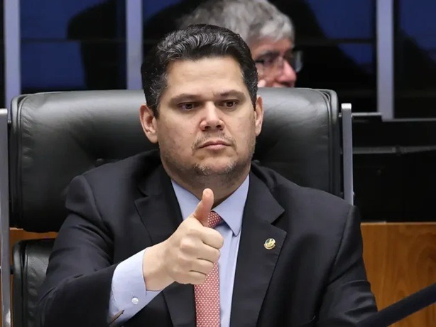 Alcolumbre envia PEC do fim da escala 6×1 e PEC da Segurança para a CCJ do Senado