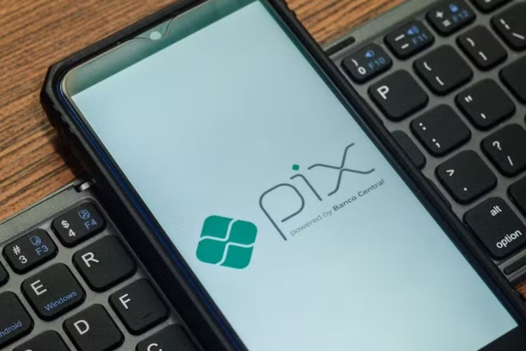 Usuários de diferentes bancos relatam instabilidade no Pix neste domingo (23)