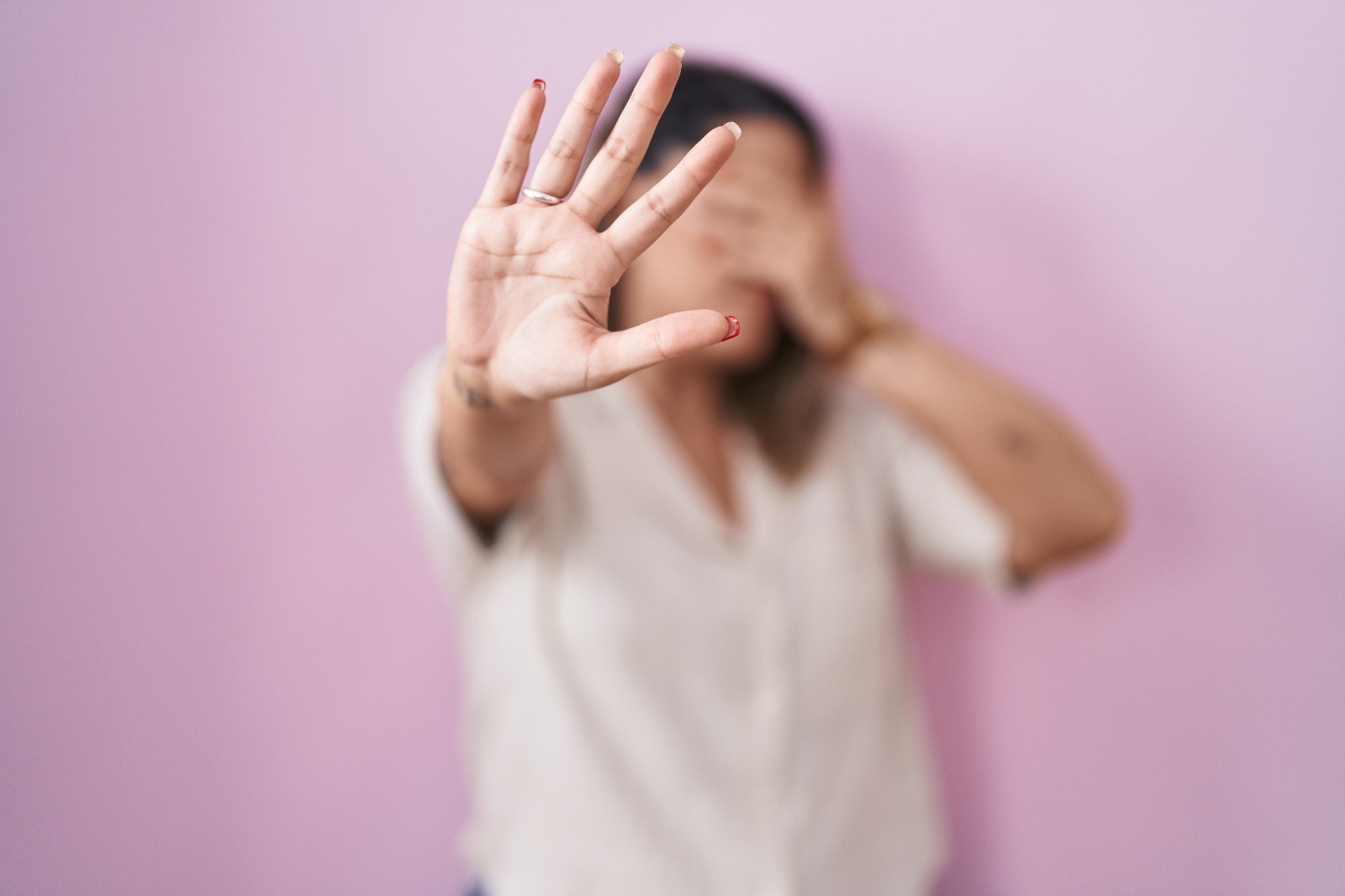 Agosto Lilás: violência psicológica contra mulheres cresce 16,9% no Brasil e pode começar de forma sutil 