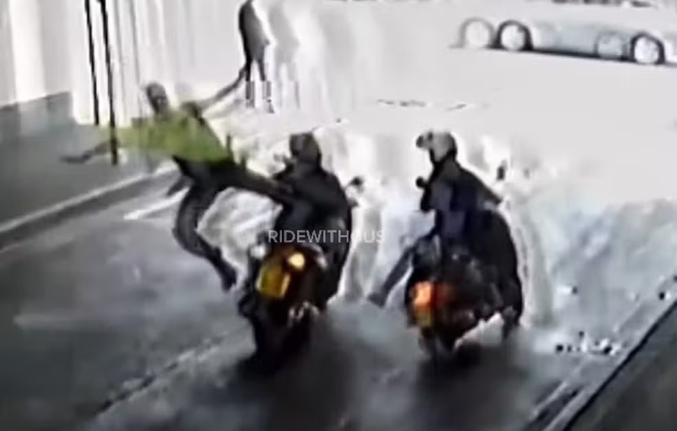 VÍDEO: Brasileiro dá 'voadora' em ladrão e consegue impedir roubo de moto em Londres