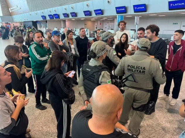 Passageiros de voo que fez pouso de emergência em Natal protestam e PM é acionada