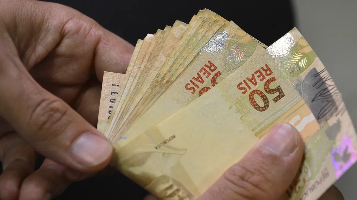 Governo anuncia salário mínimo com aumento de 7,4% para 2027; confira