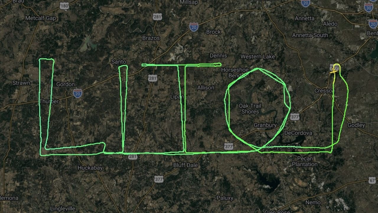 Piloto brasileiro faz desenho no céu em homenagem ao influenciador Lito Sousa