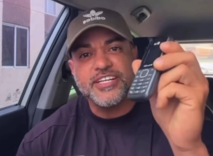 [VÍDEO] Pai causa polêmica ao tirar celular moderno da filha e substituir por um que só faz ligação e envia...