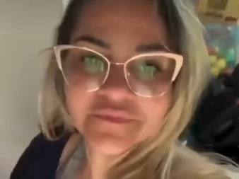 [VÍDEO] Após reclamações de vizinhos, mulher mostra gemido feito pela maquina de lavar
