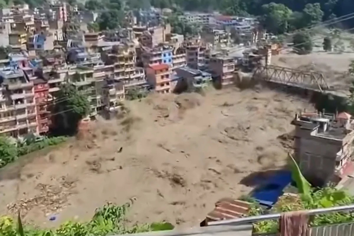 [VÍDEO] IMAGENS CHOCANTES: Vídeo mostra moradores de distrito do Nepal nadando em mar de lama após tragédia que causou quase...