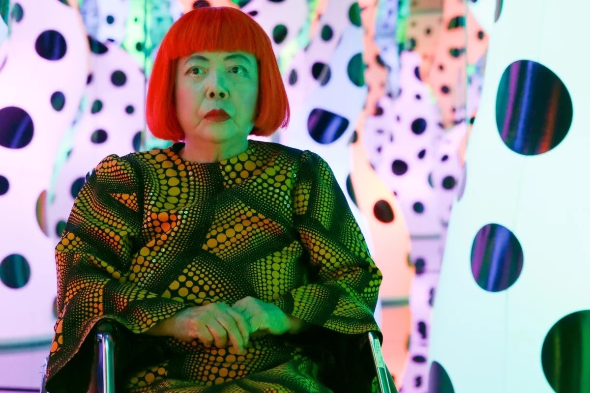 Morre aos 97 anos Yayoi Kusama, artista que chocou o mundo com nudez e “orgias” em protestos